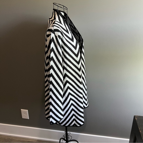 Jones Studio Women’s Black and White Chevron Cardigan Sweater - Picture 2 of 8
